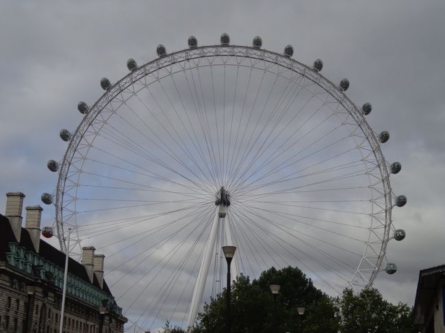 ウォータールー駅からランベス方面を目指します。<br /><br />途中でロンドンアイ発見。ロンドンアイってサウスバンク側にあったんですね。