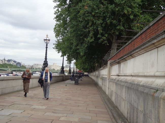 テムズ河畔をテクテク。