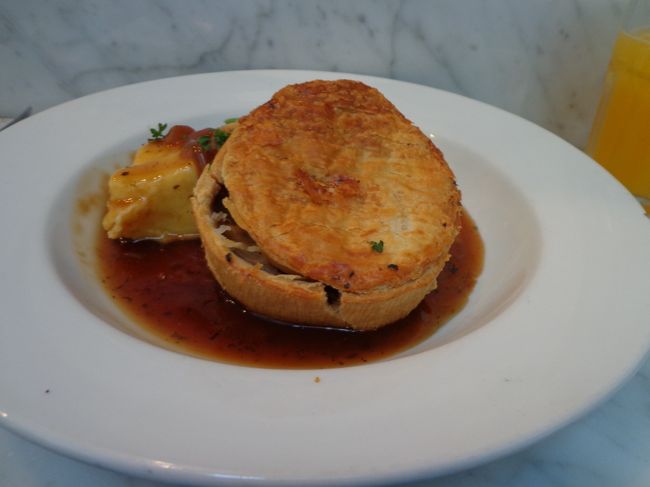 Liberty裏のMother Mashで，アンガスビーフのパイとマッシュでランチ。<br /><br />ここでついでに帰りのフライトのモバイルチェックインも済ませました。