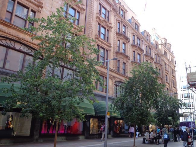一応Harrods詣で。<br /><br />でも人出がすごくてすごくて。。特にフードホール。さっさと退散します。