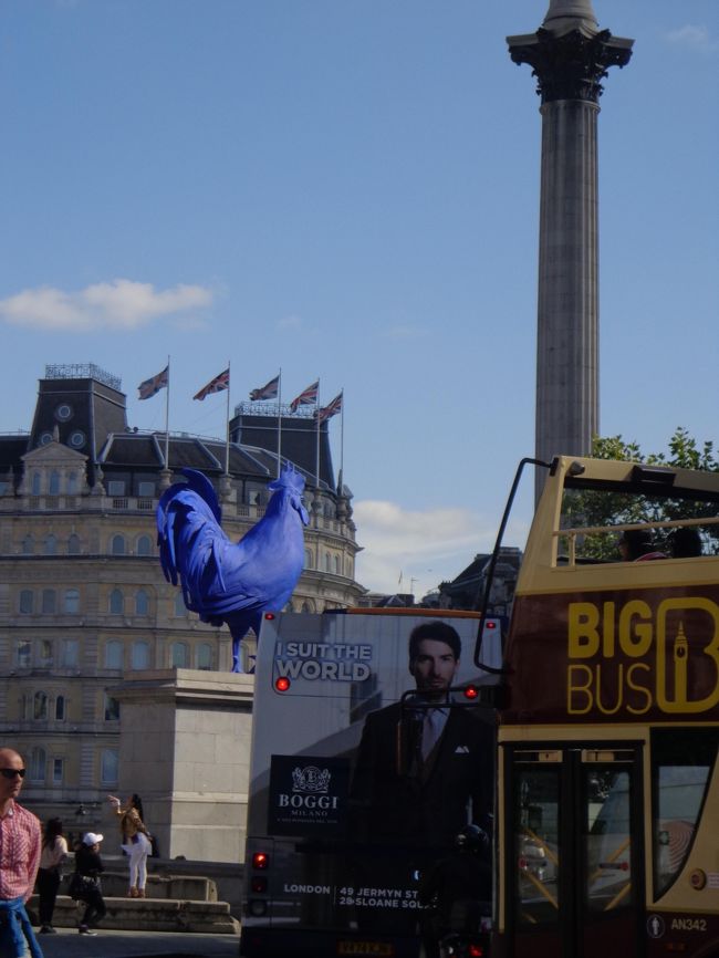 この雄鶏のオブジェは何なんだ？