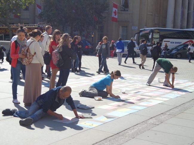 ナショナルギャラリー前では地面に色んな国の国旗を描いている人たちがいました。