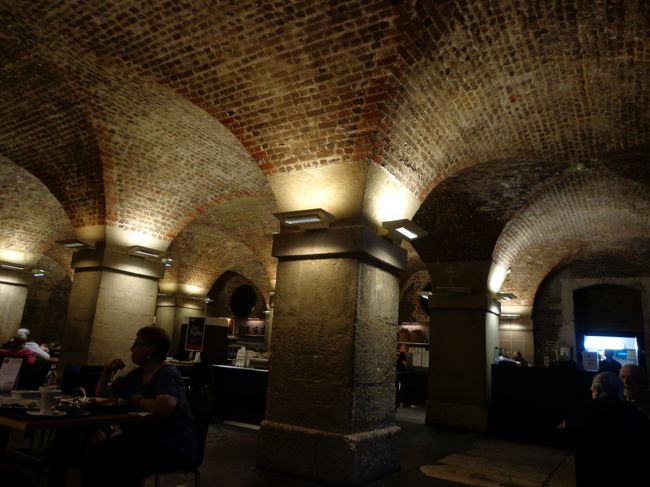 その地下にあるCafe in the Criptで最後のティータイムです。<br /><br />トラファルガー広場の人混みから離れた静かな空間。