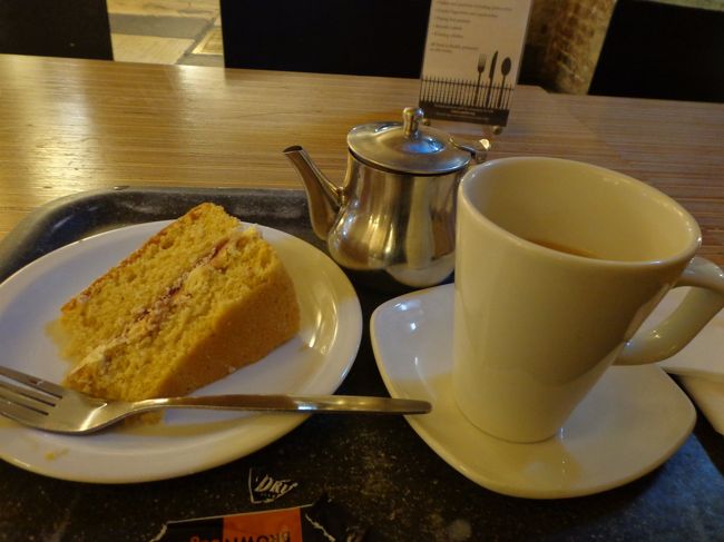 ここのヴィクトリアスポンジケーキはなぜかアイシングが施されていました。<br /><br />ちなみにここの店員さん清々しい位に愛想なしｗ。