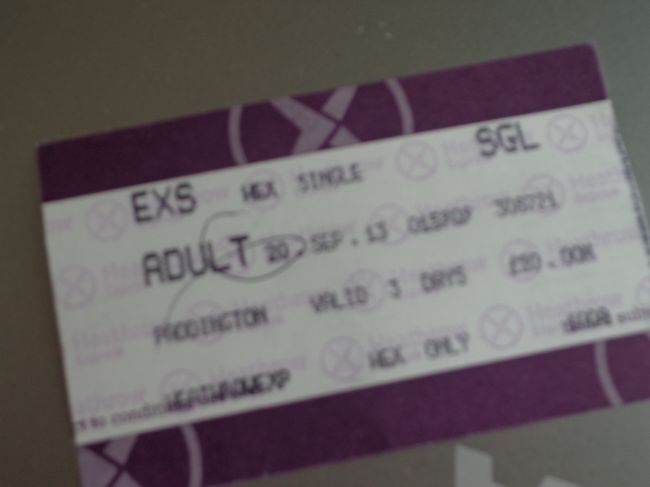 さて，ロンドンともさようならの時。ヒースローエクスプレスで空港へ向かいます。<br /><br />券売機で£２０投入しチケットが出てきたのですが，なぜかお釣りが出てこない。。え，お釣りでない券売機だったけ？と訝しんでいたら，チケット£２０でした。はは。毎年値上げし過ぎじゃね？