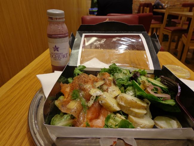 Pret a Mangerでサーモンとポテトのサラダで夕食です。<br /><br />白人の中年のご夫婦が，お箸を不器用に使いながらお寿司を召し上げってらっしゃいました。