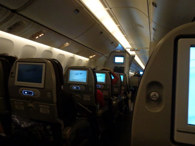 インチョンまでの機内も満席。エコノミーで満席って相当圧迫感ありますよね。<br /><br />でもこの機体，トイレが少な過ぎます！