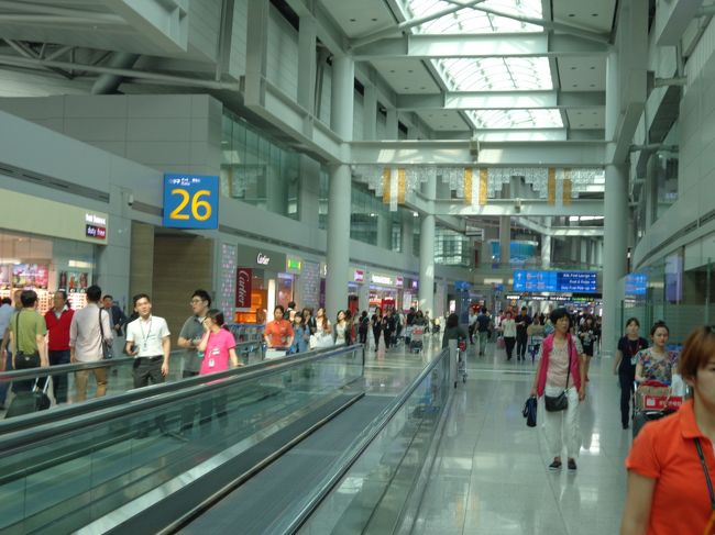 乗り換え時間は何と今までの最長で４時間程。。<br /><br />免税店で購入するものと言えば韓国のり位だし，あとする事と言えば。。