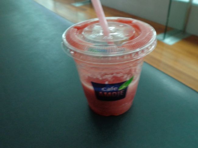 Cafe Amojeでいちごジュースを飲んで〜。