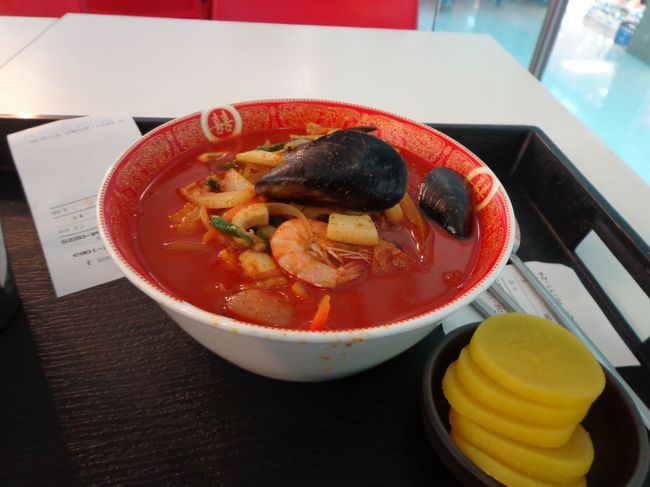 フードコートで冷麺食べようと思ったら売り切れていたので，店員さんに，何か辛い麺ってある？と聞いておすすめされた海鮮ちゃんぽん（中華のコーナーだったよ。。）を食べて〜。