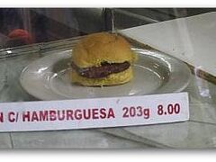 ハバナは、現地の人用のお店も観光客用のお店も混在しています。

店構えを見れば　それがどちら用かはすぐにわかるぐらい差が激しいです。

最初はわからず...８ペソ（８００円）のハンバーガー！？この不味そうなハンバーガーが？！

と思っていましたが、

１ＣＵＣ（外人用ペソ）
　　　　　　　　　　　＝ＵＳ＄１
　　　　　　　　　　　　　　　　＝２５ＣＵＰ（現地の方用ペソ）

ってことは、約３０円って事になります....。