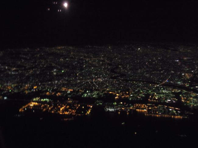 0時30分羽田発です。<br />初めてのシンガポール航空！<br />夜景もバッチリで、テンション上がります