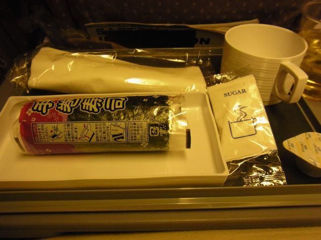 そして、はじめてのSQの機内食…<br />だけど、深夜便なので、手巻きでおしまい（＞＜）