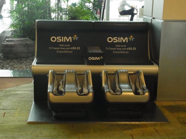 トランジットのチャンギ空港<br />フリーのフットマッサージ機がありました