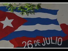 キューバの国旗です。
オリジナルは1849年にスペイン統治時代からキューバ解放運動に使われていたものとのこと。

●青の3本の縞＝スペイン統治時代のキューバの三つの軍政地域
●白の二本の縞＝愛国心
●赤の三角＝強さ・不変性の意味（旧スペイン植民地国の国旗にある）
●白の星＝独立

1869年から国旗として採用（キューバの国歌と同様に、キューバ革命から使用されている）（wiki）