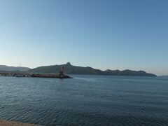 與田寺から、志度寺までは車で２０分くらいで到着しました。

駐車場からすぐ近く、瀬戸内海の志度湾です。