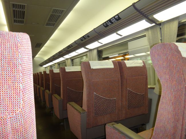 　近鉄特急の中です<br />　広くて　座席もまあまあでした。<br />　　座席指定です。<br />　　特急料金高いですね(５００円)　普通(６１０円)でもあんまり時間変わらないかも・・　<br />特急で３５分くらい　普通(急行)で４８分くらいです<br />　でも　観光は　時間が命ですから<br />　　少しでも早く行きたいですよね<br />　　(こだまに乗ってるのに、何なんですが・・)