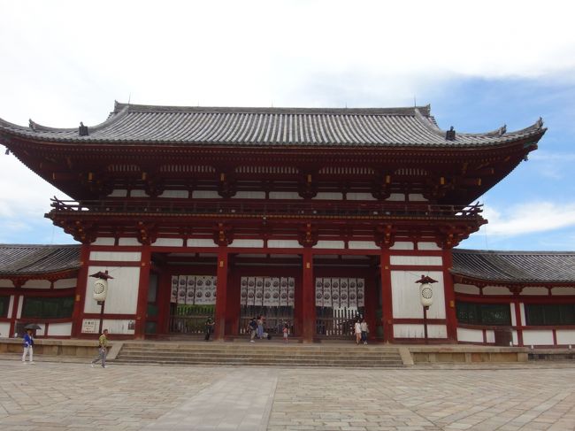 大仏殿です、<br />実は私　初めて見たんです<br />中学の時も　大人になった時も　私が来たときはいつも修復中とか掃除中か？で、囲まれていたので、きれいなお屋根見れなかったんです<br />いいですね　壮麗です