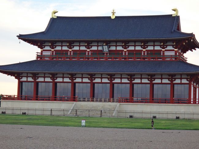 第一次大極殿　　１６時までに来れば中が無料で見れます。<br />１７時過ぎていたので　外観だけです<br />でも　私が　過去の幻影にひたって　領巾（長い布）を肩からかけ，手にはおうぎを持った　女性や　袍(上着)を着た男性が歩いていたんだなあ、といい気分になっていた私に、子供が「平城京の庶民は飢えている人が多かった、みんながりがりだった」と　夢を壊すような事を言われ　へこみました<br />