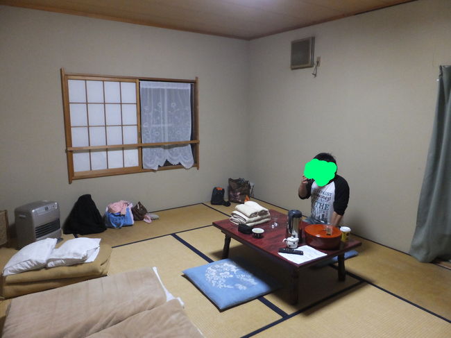 お部屋の中です。<br />10畳の広いお部屋でした。すでに布団やお茶セット出してしまって、さっそく散らかってますが(^^;<br /><br />このお部屋の真下が浴室で、お部屋にほんのりと硫黄の匂いが漂っていて、温泉に来たな〜って感じだったのですが・・・<br />なんと我が家の王子(旦那くんですw)、硫黄の匂いがあまりお好みではなかったらしく、テンション低めのお茶タイムです（笑）