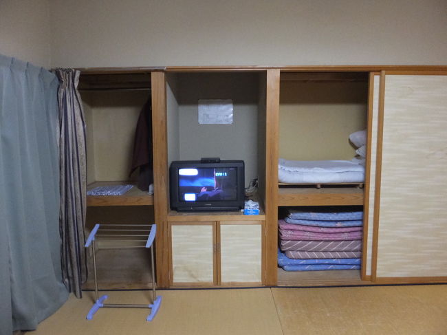 上の写真と反対側です。<br />押し入れ上段に布団・枕・毛布(すでにだしちゃってますが)、下にはマットレス的なものがありました。<br />布団自体が薄めで、俗に言うせんべい布団だったので、できればマットレスも敷いた方がいいと思います。<br /><br />左には浴衣やタオル類があります。