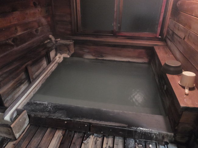 浴室です。<br />大人2人でも広々です。家族でも入れるくらいの大きさだと思います。<br /><br />浴室には木の長〜い棒があって、その棒でお湯をかきまぜると、底に溜まった細かい湯の花が浮いてきて真っ白なお湯になります♪<br /><br />ここで硫黄の匂いがMAXになりますが、さすがに慣れるらしく、王子も温泉を満喫してました（笑）