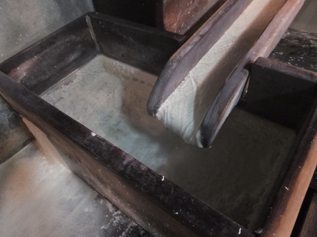 上の浴槽の写真の左側にある、源泉が流れている所も受けている箱の中も湯の花でいっぱいです！<br />ここの湯の花はすごく細かくて、手にとって擦ると絵の具みたいになってしまうくらい。<br /><br />ちなみに源泉はかなり熱いです。