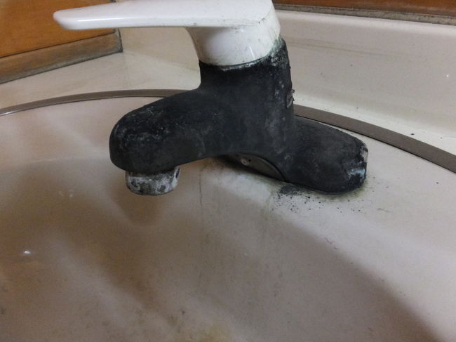 脱衣所の水道の蛇口。<br />真っ黒！ですが、温泉の成分によるもので、浴室にある金属という金属すべてやられてしまっていました（笑）