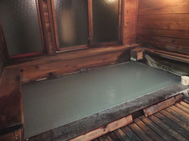 1回目のお風呂より少し大きめです。<br />王子は泳げるかな？なんて言ってはしゃいでました（笑）<br />さっきの硫黄の匂いで下がっていたテンションはどこに(^^;<br /><br />この写真はまだかきまぜていない状態。