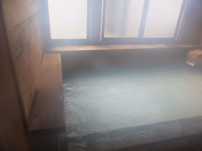 翌朝。<br />7時頃起床し、ごはんを食べて、朝風呂にも行きましたよ〜♪<br /><br />2回目と同じ方に入ります。<br />夜に入ったときと少し違う雰囲気ですが、湯気でぼんやりしちゃってます(@_@)<br />朝からお風呂はやっぱり目が覚めます。<br /><br /><br />部屋に戻り、仮面ライダー(この日から新しく鎧武が始まってました！)とプリキュアを見つつ（笑）、部屋の片付けと荷物をまとめます。<br />チェックアウトは10時までOKですが、激混みする前の乳頭温泉に行かなきゃなので、9時頃出ました。<br /><br />年季の入った建物でしたが部屋が広くて温泉もとっても良かったです！<br />元々は乳頭温泉に行くのが目的で泊まる予定でしたが、王子的にはここに来ただけで遠出した価値があると語ってました(*^-^*)<br />おかみさんも親しみやすくていい人でした☆<br />すごくおすすめです！<br /><br />☆宿情報☆<br />民宿はるかぜ(田沢湖温泉郷)<br />素泊まり  3500円 <br />1泊2食付 6500円<br />浴室2室　源泉掛け流し(貸し切り自由)
