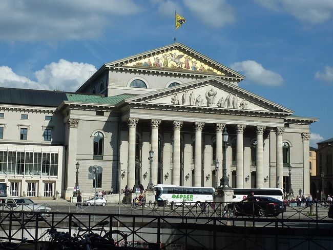 バイエルン州立歌劇場でオペラ「ホフマン物語」。<br />　<br />ミュンヘンと言えばビールと歌劇場ですよね（笑）。<br />幸い旅行日程中にオペラ公演があるので出かけます。<br />　<br />http://blog.livedoor.jp/qz2010il/archives/1540813.html<br />