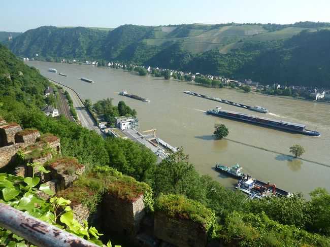古城ホテルからのライン河の眺めはすばらしい。<br /><br />http://blog.livedoor.jp/qz2010il/archives/1541399.html<br /><br />