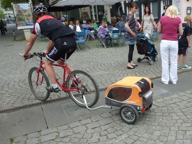 ケルンで見かけたトレーラーをつけた自転車。<br />カーゴバイクなども時折見かけます。<br />　<br />http://blog.livedoor.jp/qz2010il/archives/1543764.html<br /><br />