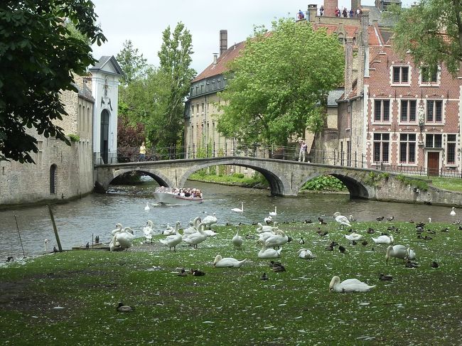 ブリュッセルの北にある中世の町の様子を伝えるブルージュという町へ。<br /><br />http://blog.livedoor.jp/qz2010il/archives/1542752.html<br /><br />