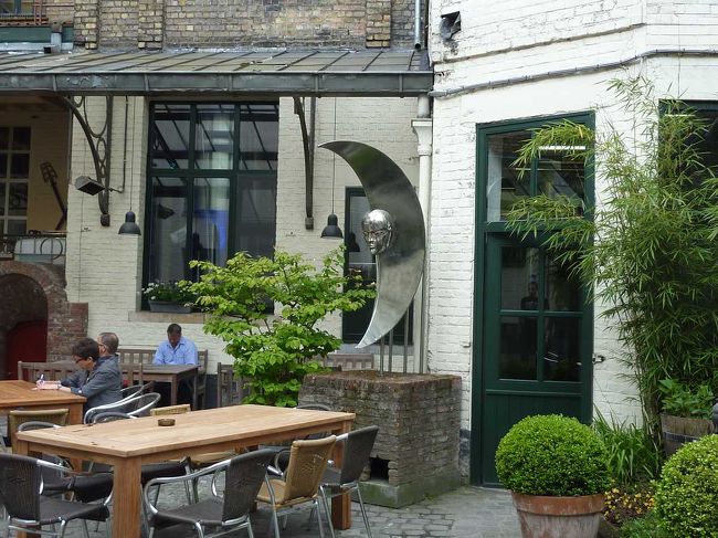 ブルージュにはゾットという銘柄のビールを造る De Halve Maan という醸造所があり、見学します。<br /> <br /><br />http://blog.livedoor.jp/qz2010il/archives/1542754.html<br /><br />