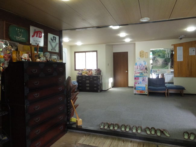 中に入るとこんな感じです。<br />男女別内湯・女性専用露天風呂・混浴露天風呂があり、それぞれ看板が出ています。<br /><br />女性は専用露天風呂がありますが、男性が露天風呂に入りたい場合は混浴露天風呂に入るしかないようです。<br />車の台数を見ると空いているようだったので、今回は勇気を出して（笑）混浴露天風呂に挑戦です。