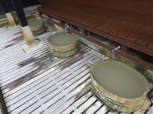 1人用の足湯が4つあります。<br />先程の蟹場温泉は炭酸泉でしたが、大釜温泉は酸性のお湯のようです。<br />