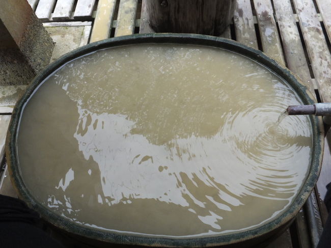 お湯は熱めです。<br />頑張ってお湯を足でかきまぜたら、茶色っぽくなりました。鉄分が下にたまってたのかな？