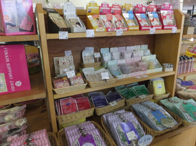 お土産屋さんを入って手前には秋田のお土産、奥の方にハーブ系のお土産が置いてありました。<br /><br />こちらはバスグッズです。