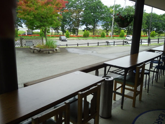 軽食コーナーでは、田沢湖を見ながら座って食べられます。<br />カレーパンが人気No.1だそうです。