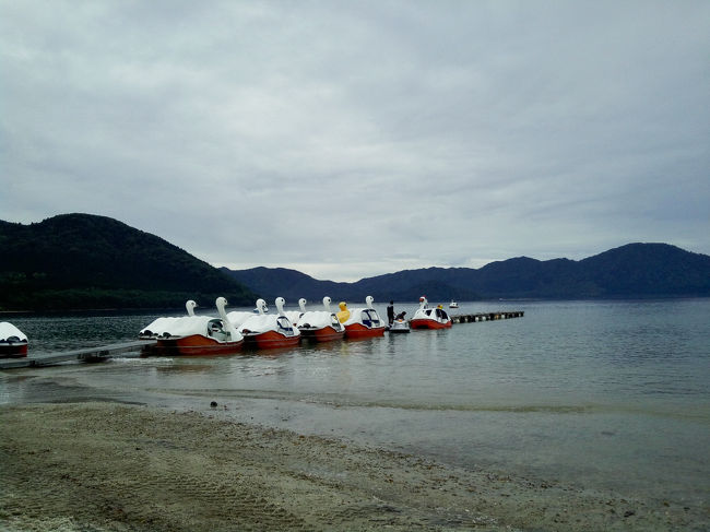 田沢湖です。曇ってますね・・・<br />雨が降りそうで降らない微妙な天気でした。