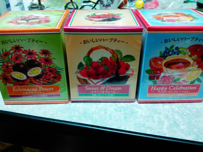 ハートハーブのお土産で、ティーバッグのハーブティーを買いました。1箱10袋入り400円ですが、3箱買うと1000円になってお得です♪イチゴの香り・フルーティーな香り・トロピカルフルーツの香りを購入。妹と分けます。<br /><br /><br />温泉をメインに田沢湖周辺を周りましたが、と〜っても癒された旅でした(^-^)<br />