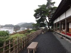 観瀾亭
円通院から海岸に向かってまっすぐ、徒歩5分。
見学目安は20分。
抹茶や茶菓子を頂きながら松島の景勝を眺めることもできる。
