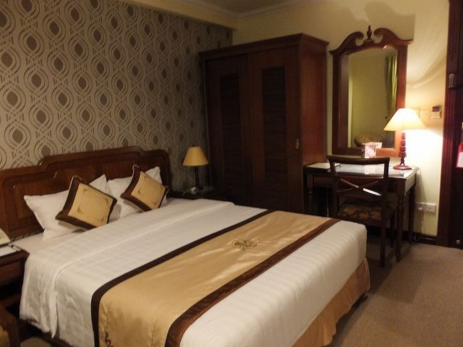 【旅行１日目】<br />今回のツアーは往復の飛行機と空港からホテルの送迎、そしてホテル代のみの安いパック。<br /><br />通貨の両替はまずドルに替え、ベトナムでドルをドンに替えるとどの旅本にも書かれてました。<br />でもね、成田でドンに替えれたの。<br />たぶん、ベトナムでドンに替えた方が換金率は良いんじゃないかと思うんだけど、旅行の書き込みなんかで、両替を間違われたとか読むと、とりあえず安心代と思い、日本で両替。<br /><br />飛行機はシェア便とはいえJAL、機内食も映画も満足できました♪<br /><br />空港からホテルまで約１時間、一番ランクの低いホテルなんだけど、あてられたホテルはタイ湖のそばにある昨年出来たばかりのデマントイド２ホテルで、こじんまりしてるけど、とっても清潔でバスタブのお湯もガンガン出て快適♪<br />繁華街から少し離れてるのがちょっと残念だけど、じゅうぶん歩いて行ける圏内。<br /><br />明日からが楽しみ♪