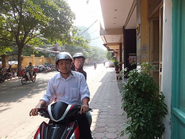 【旅行２日目】<br />今回一人旅ということで、がっちり情報つかんでからと意気込んでいたのだけど、ホーチミンの情報はたくさんあるのに、ハノイというと意外に少ないです。<br />AMAZONで中古本やら買いあさり、かなりお勉強しましたよ。（笑）<br /><br />ホテルの朝食はランク的には十分すぎる内容で朝から満腹♪<br />さぁ、まずは繁華街へ出ていざ観光〜！<br /><br />エントランスでタクシーを呼んで欲しいというと頼むと、ホテルマンが言うにはタクシーは危険だ（みたいな？）私がバイクで観光ガイドをしますよ（みたいな？）ことを言う。<br /><br />休憩時間のバイトかしら？と思いつつ、この男性がホテルのスーパーバイザー（あら私と同じＳＶ♪）なのはネームで分かったので、危険はないかな？<br />それにバイクタクシーに絶対乗ってみたかったし♪<br /><br />８〜１４時の６時間を５０ドルで契約。<br />たぶん、かなり高いのかも？でも、バイクタクシーだし、ガイドしてくれるし、なにより安心料含むということで私的には納得の金額としました。<br /><br />ヘルメットは彼女さんのですって〜。