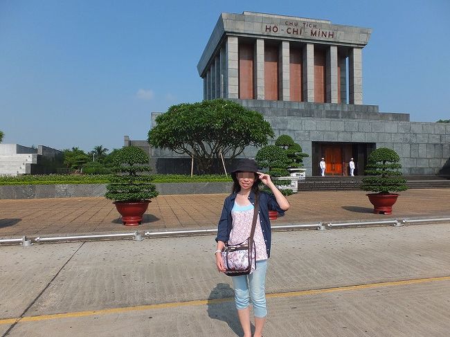 次はバイクで少々移動・・・<br />さっき無駄にかいた汗がひいて、バイクは気持ちいい〜♪<br />空気はかなり悪いんでしょうーけど・・・。<br /><br />ホーチミン廟です。<br />今の期間、廟内にホーチミンさんいないんですって。<br />メンテナンスでロシアへお出かけ中らしいです。<br /><br />ホントは外観の写真撮影もダメらしいんだけど、お留守のため、写真は撮り放題！<br />エントランス前では軍人の護衛。（海上か？）<br /><br />ホーチミンの家や一桂寺、ホーチミンミュージアムもあります。<br /><br />ここ、一人だったら廻れなかったかも？<br />ＳＶ君いてよかった、ガイドもしてくれるし。<br />もちろん全部英語で。<br />ところどころチンプンカンプン、ガイドブックと突き合わせて理解に励む（笑）<br /><br />