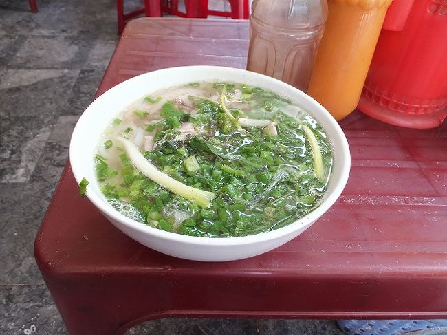 昼食は私のリクエストでフォー・ガーを。<br /><br />美味しい！美味しすぎる！！<br /><br />私はこの味、大好きです♪<br /><br />もちろん、おままごとのようなイスとテーブルで食べましたよ。<br />場所取らなくて良いんでしょうね。