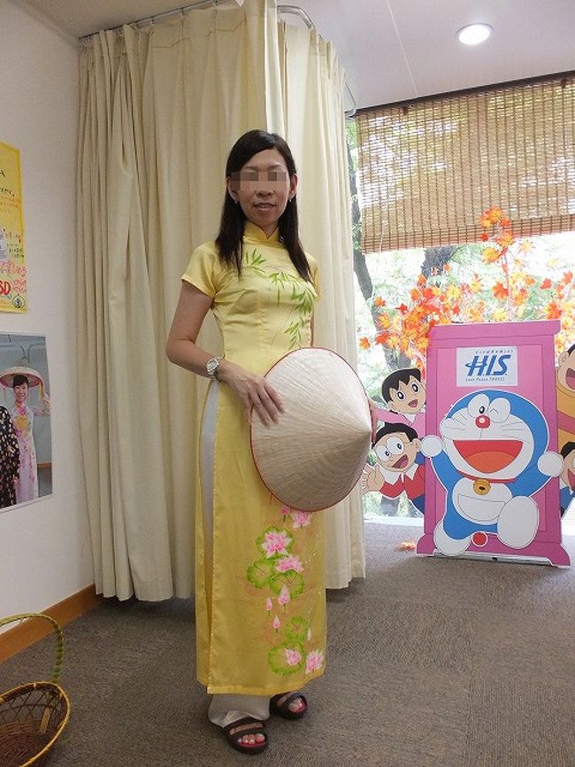 食事の後ＳＶ君のオゴリ？で、お茶して（氷が心配だったけど・・・）、<br />冷たくて美味しかった。<br />ハス茶だそうで。<br /><br />最後に旅行会社へ連れて行ってもらいガイド終了。<br /><br />始めは安心料とはいえボッタクリだと思ったけど、内容的には良かったので満足です。<br />旅行会社だって、住所だけじゃどこのことやらでたどり着けなかったと思うしね。<br />ＳＶ君、ありがとう〜♪<br /><br />で、何しに旅行会社へかと言いますと・・・。<br />サービスでアオザイ試着というのがありまして、せっかくですから着てみたい！<br />似合うじゃないですか〜？<br />（食後なのでポッコリおなかを傘で隠しつつ）<br /><br />これもいい思い出になりました。<br /><br />ほんとはここで明日の日帰りツアーを申し込みたかったのだけど、希望のツアーに参加者がおらず、ひとりだと倍のツアー料金だと言われ、あきらめました。（９０ＵＳドルの２倍！）