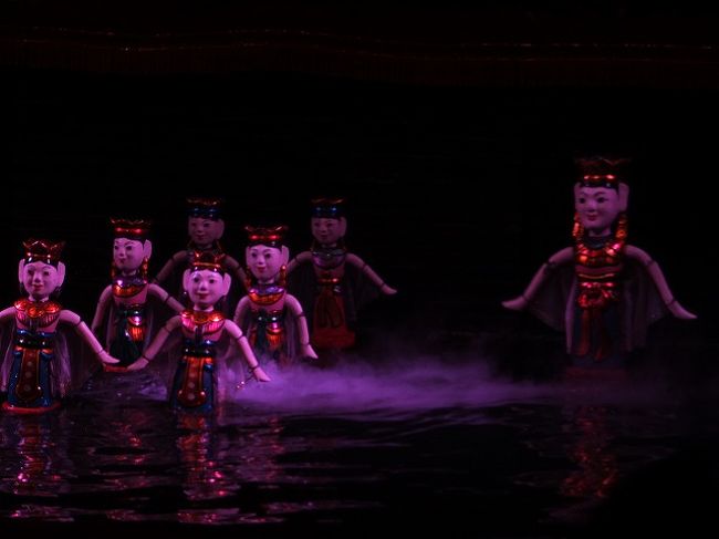 ３時です、タンロン水上人形劇の始まりです。<br /><br />一等席とはいえ、前から３列目、位置的には良かったけれど、前のおじさんがじっとしてなくて、そのたびに私も頭を動かし・・・。<br /><br />頭を押さえつけたくなりましたよ。（怒）<br /><br />でも、良かったです。<br />人形使いも良いけれど、私的にはそのわきで奏でる音楽や歌に聞き惚れておりました。<br />そっち見てる方が多かったかも（笑）