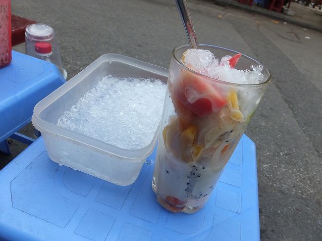 ホテルまでプラプラ散策しながら帰ろ〜と。<br />すると、現地のツアーデスク発見！<br /><br />希望のツアーを聞いてみると明日催行するって！<br />しかも参加費４５ＵＳドル！　半額〜♪<br />ただし、英語ツアー。<br />行けるならなんでも良いですわ！<br /><br />ルンルン歩いていくと、今度は店先で美味しそうなの発見！<br />カップにフルーツが８種類以上は入っていて、練乳がかかっています。<br />その中にクッラシュアイスを混ぜて食べるらしい。<br />氷には少々抵抗があったものの、その美味しさに負け、氷をガンガン入れて食べました。<br />美味しすぎるーーー！！<br />これで２００円！<br />チェーだと思ったんだけど、ちょっと違うらしいです。<br /><br />帰る前にもう一回は食べておきたい。